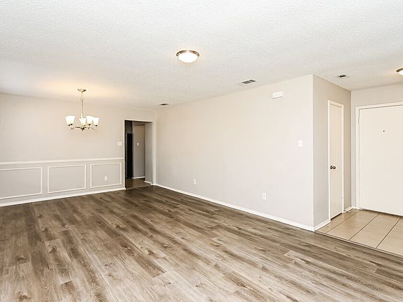3rd image of 8128 Twin Oaks Trl