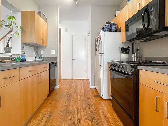 4th image of 1125 W Newport Ave #F