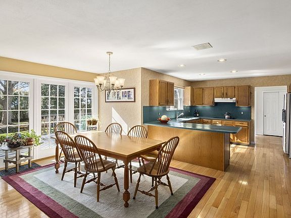 4th image of 60 Locust Ave