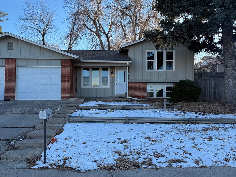 Half duplex, tri level w/ 1 car gar