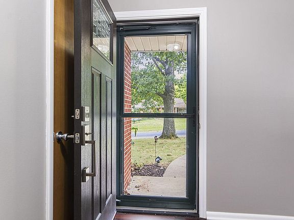 5th image of 700 Manor Dr