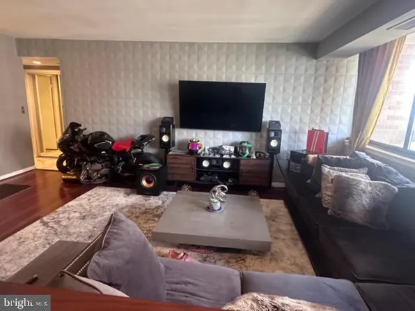 5501 Seminary Rd APT 1715S, Falls Church, VA 22041