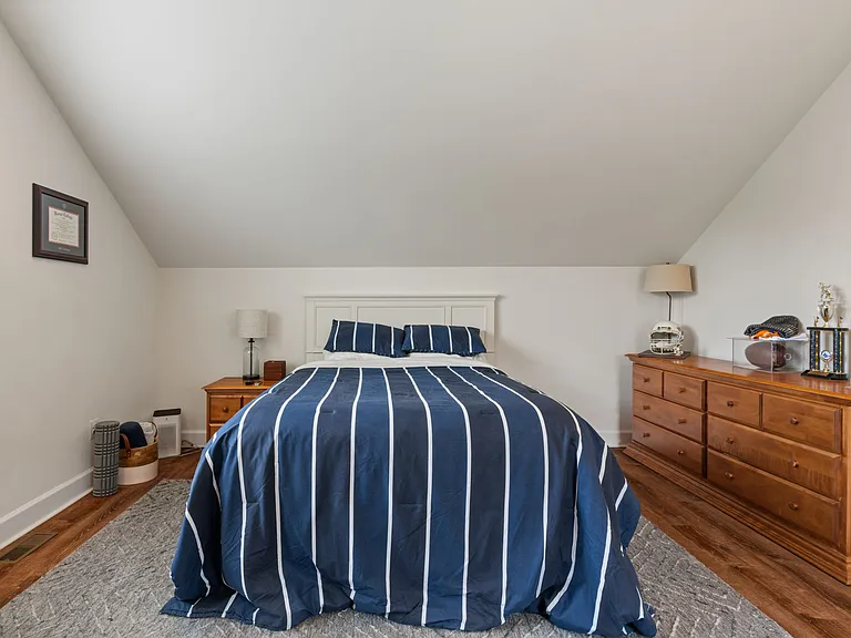 Private In law/Au Pair/Guest Suite with attached full bathroom and kitchenette