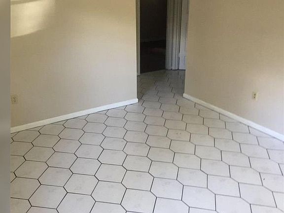 4th image of 2020 NW 32nd Pl Suite 0