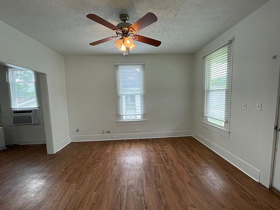 3rd image of 471 N Main St