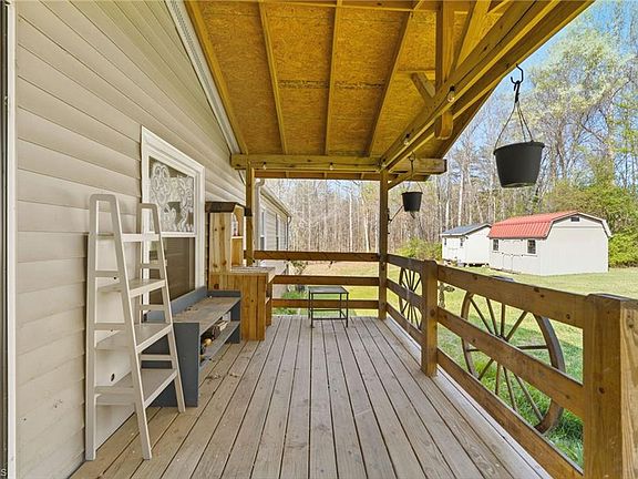 3rd image of 1011 Comer Rd