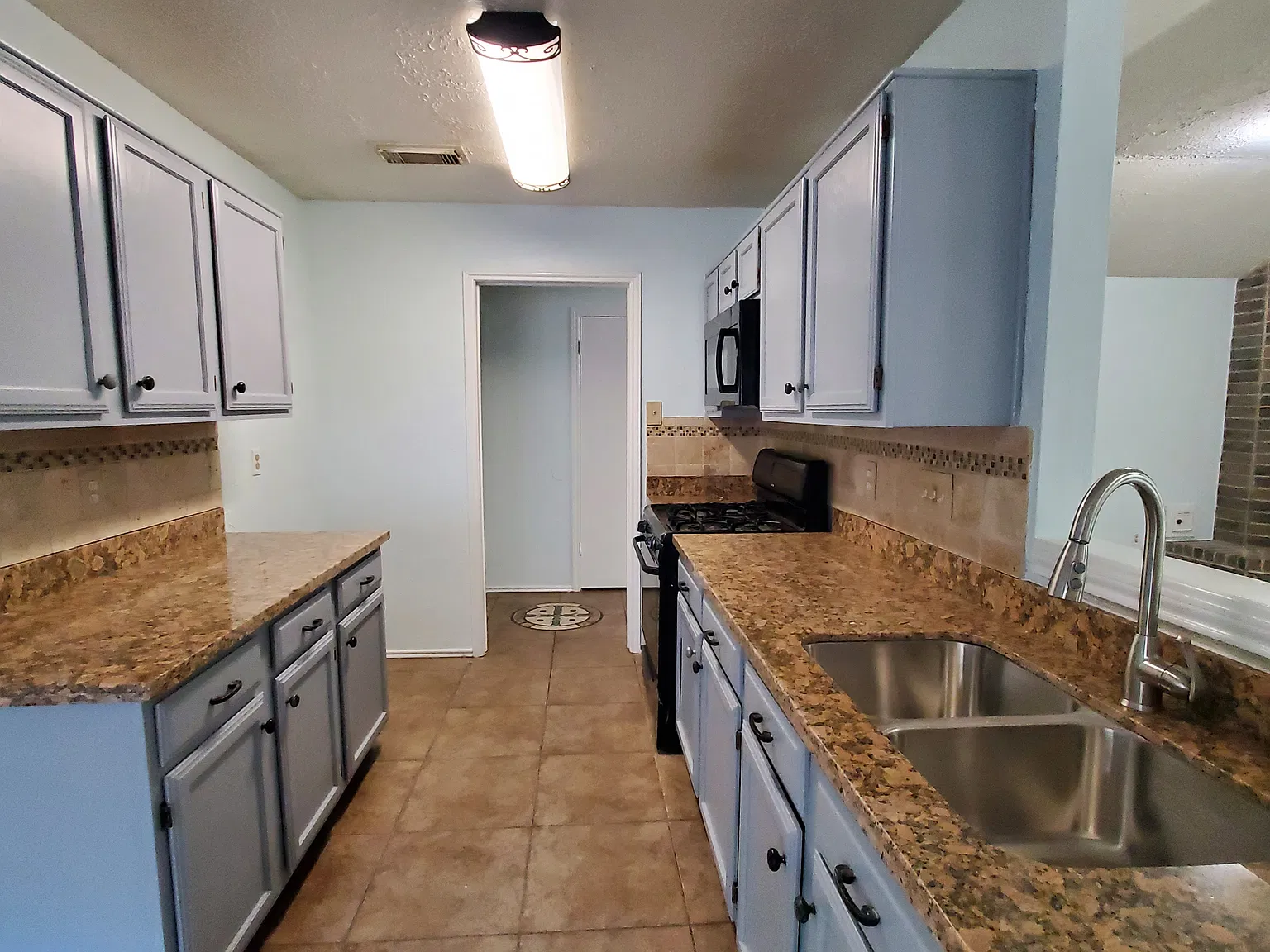 2607 Gilliom Dr — Photo 2