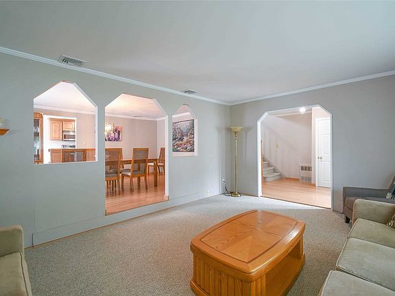 4th image of 10 Patricia Ln