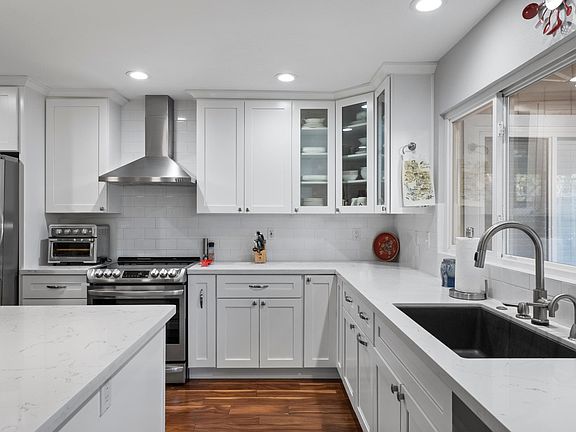 3rd image of 253 Pina Ave
