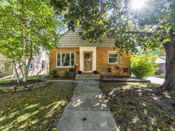 2209 West Kendall AVENUE, Glendale, WI 53209