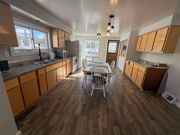 3rd image of 305 Chestnut Street