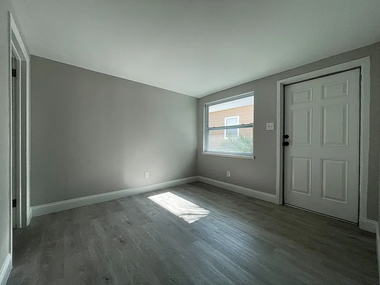 2704 E Columbus Dr — Photo 6