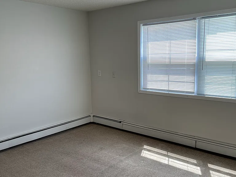 515 E Burlington St #11 — Photo 8