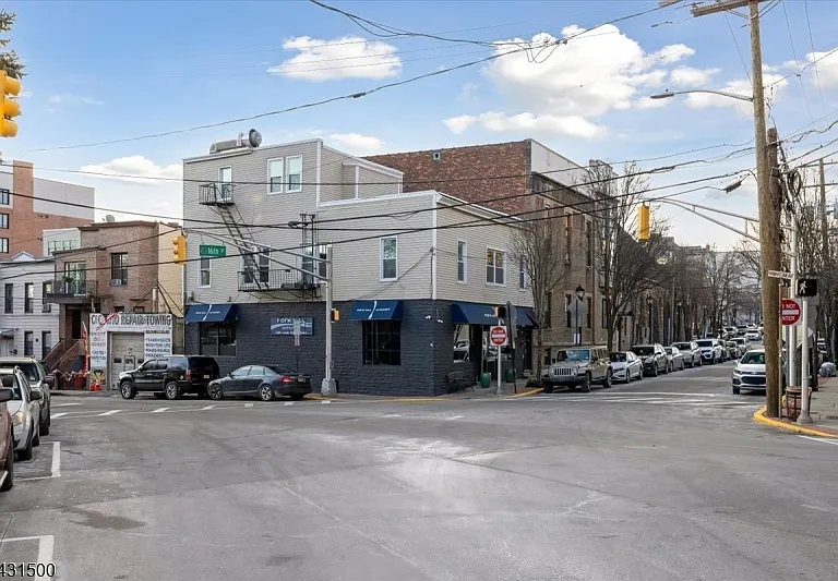 201 16th St — Photo 2