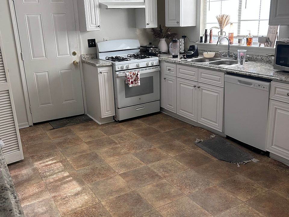 2nd image of 2834 Heritage Ln