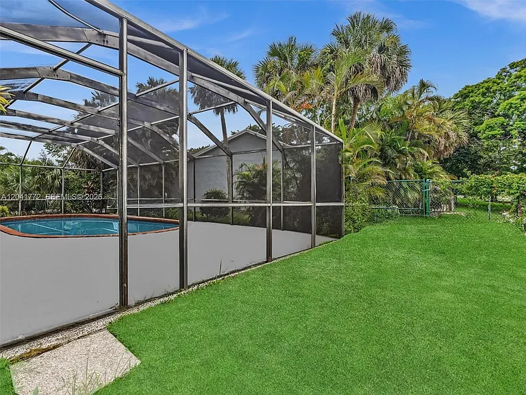 8813 Paradise Ct — Photo 31