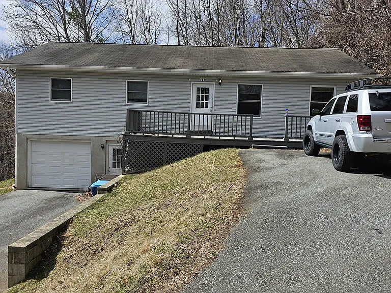 117 Alexander Dr — Photo 1