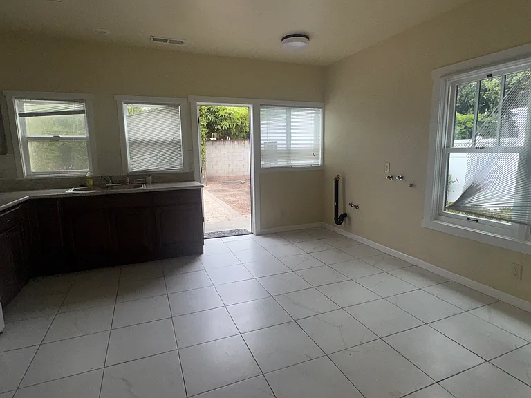 106 N Milpas St — Photo 2