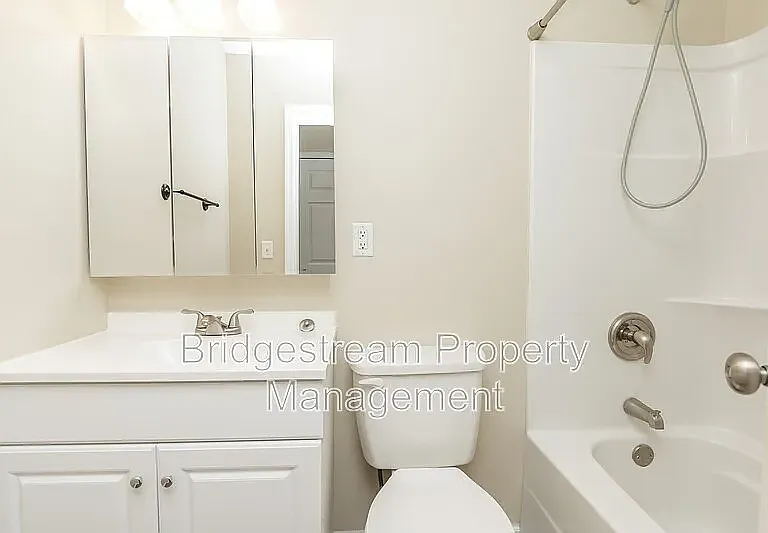 340 Walnut St — Photo 12
