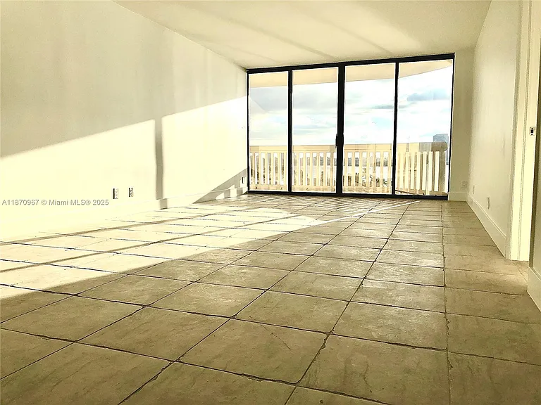 1000 W Island Blvd #712 — Photo 15