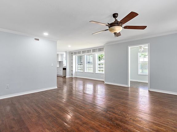 4th image of 995 East Dr