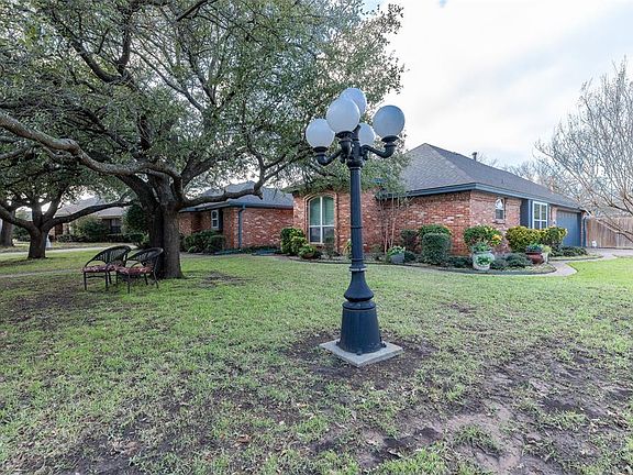 3rd image of 916 Canyon Dr