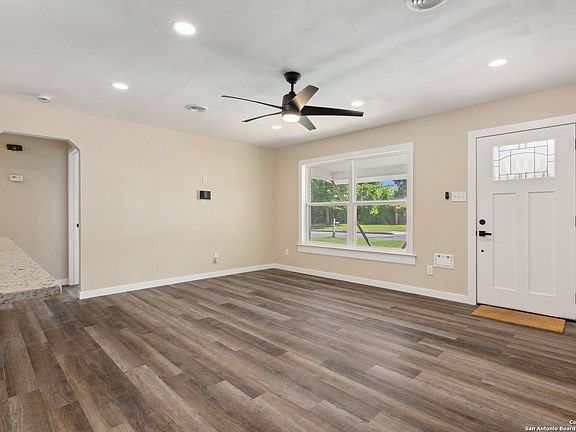 5th image of 323 Shropshire Dr