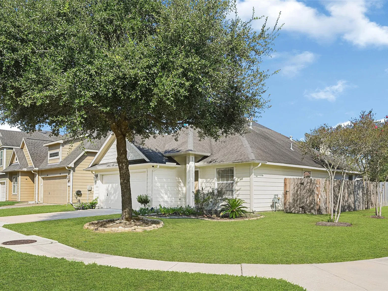 3 bed, 2.0 bath, 1429 sqft, $2,000 — Photo 2