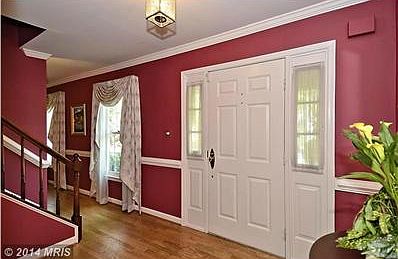 Foyer w/ hardwood floors