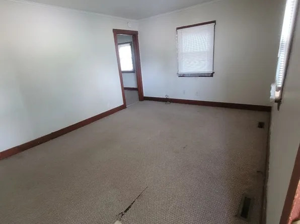 903 E Burlington Ave, Fairfield, IA 52556