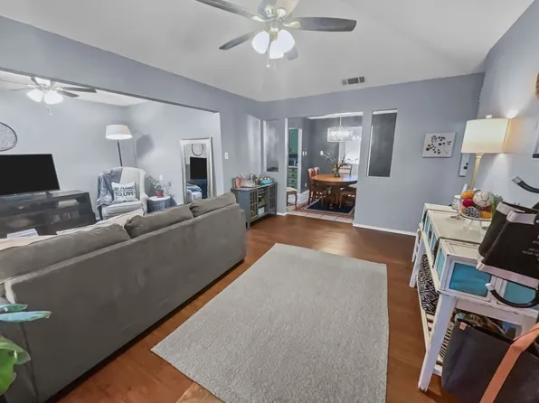 212 Brook Cir, Krum, TX 76249