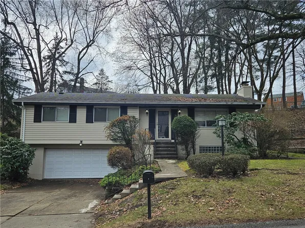 221 Thornberry Dr, Pittsburgh, PA 15221