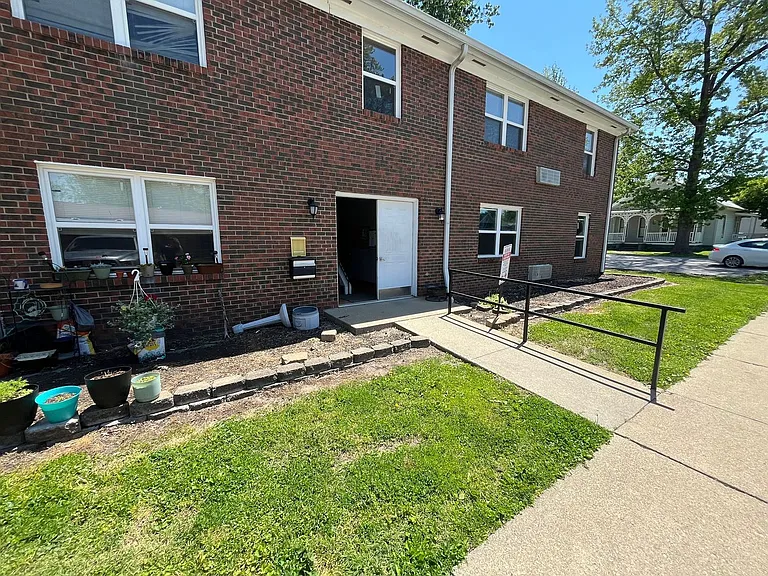York Villa Apartments — Photo 8