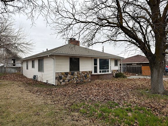 3rd image of 225 SW 7th Pl