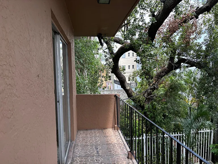 658 NW 1st St — Photo 10