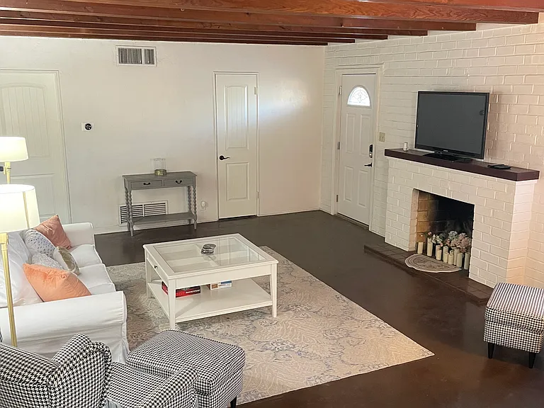 2040 N Campbell Ave — Photo 4