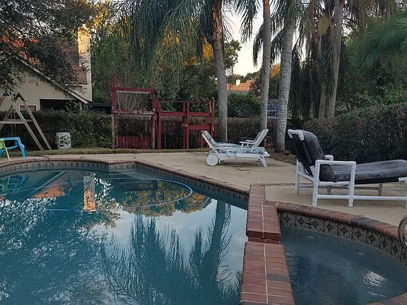 4th image of 301 Silver Pine Dr