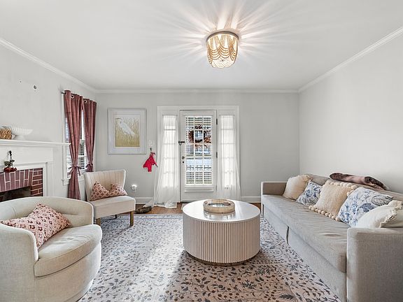 Many of the following pictures are from the right side of the building. They are gorgeous and the left side is a mirror image.