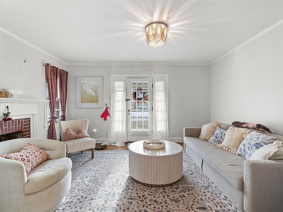 Many of the following pictures are from the right side of the building. They are gorgeous and the left side is a mirror image.