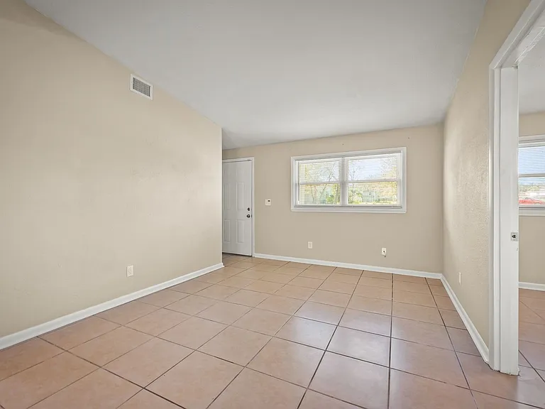 909 Westgate Dr — Photo 7