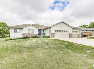 817 Blaine St, Larchwood, IA 51241