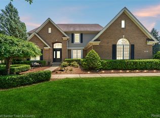 324 Nairn Cir, Highland, MI 48357