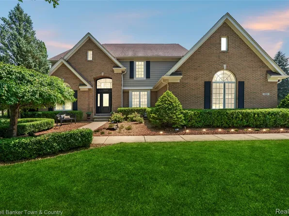324 Nairn Cir, Highland, MI 48357