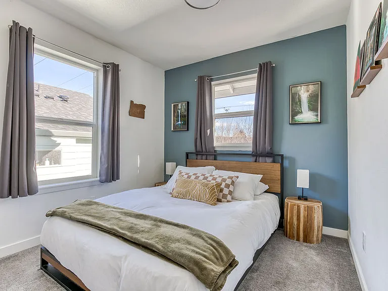 85 NE Cook St — Photo 31
