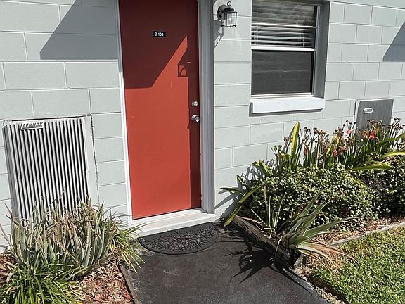 4th image of 4328 Edgewater Dr APT D104