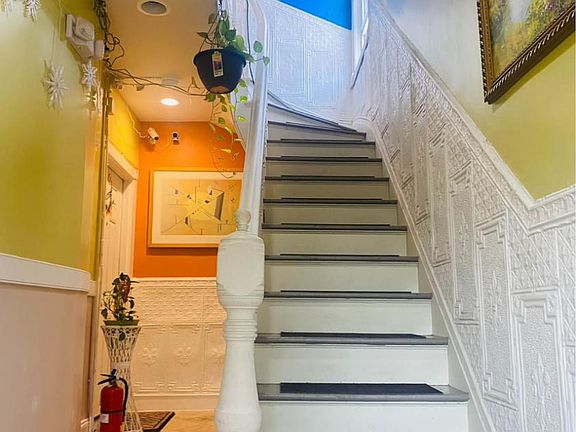 3rd image of 826 28th St APT 2
