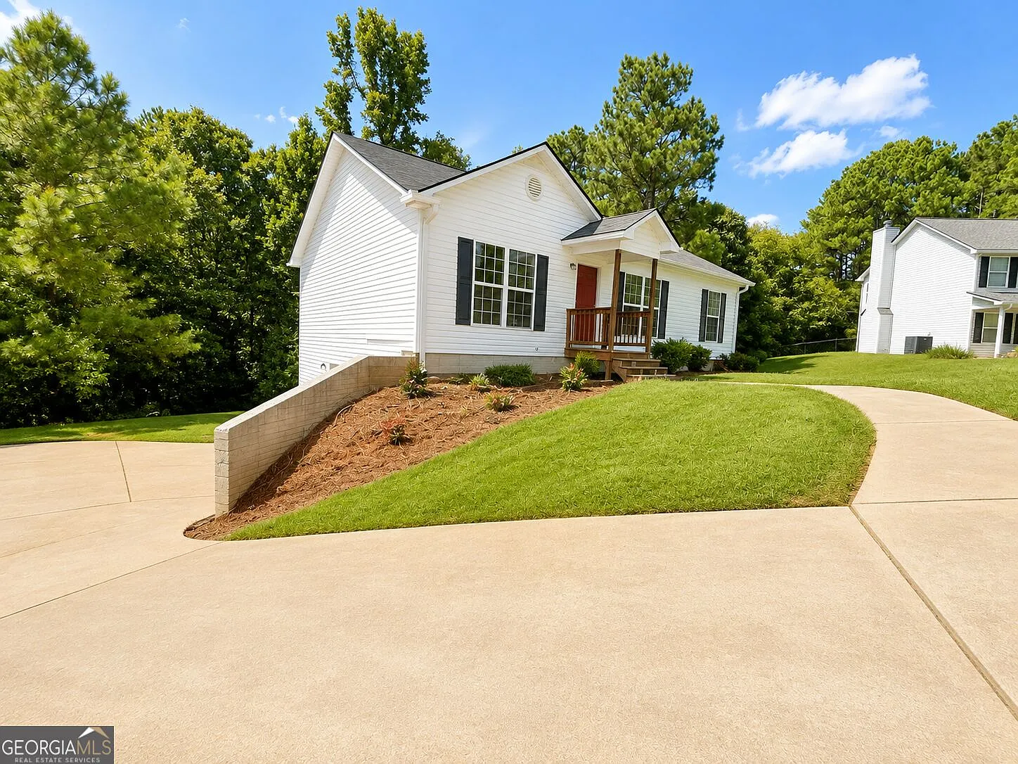 4 bed, 2.0 bath, 2433 sqft, $2,250 — Photo 2