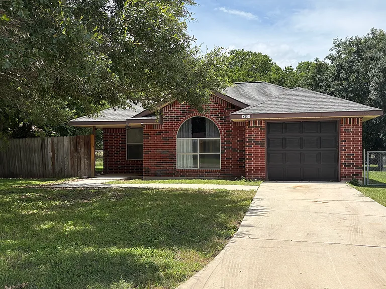 1309 Monte Vista Dr — Photo 1
