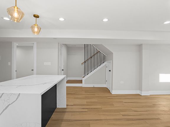 4th image of 4908 N Rockwell St #G