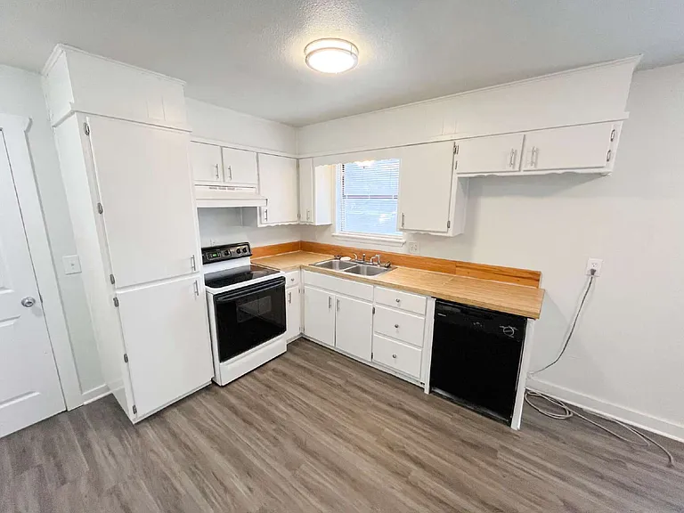 206 E 3rd St — Photo 8